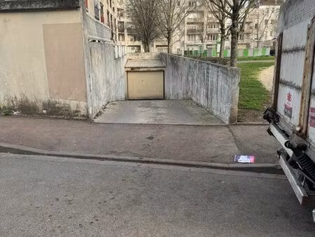 garage au sous sol privé et sécurisé