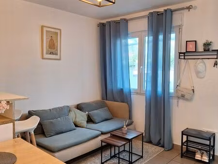 t2 meublé 37 m² rez-de-jardin – 2 parkings – calme – 800 cc