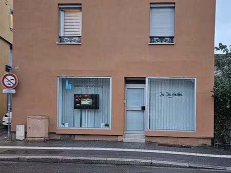 local commercial / professionnel / bureaux en tbe avec 2 grandes vitrines sur la route des