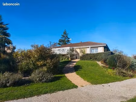 fontaines maison avec agréable terrasse et beaucoup de rangement