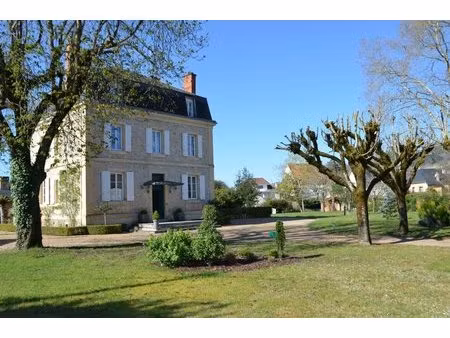 au coeur d'un charmant petit village du périgord noir  très belle propriété du 19ème...