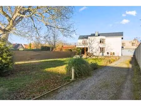 maison rénovée et économe en énergie sur un grand terrain