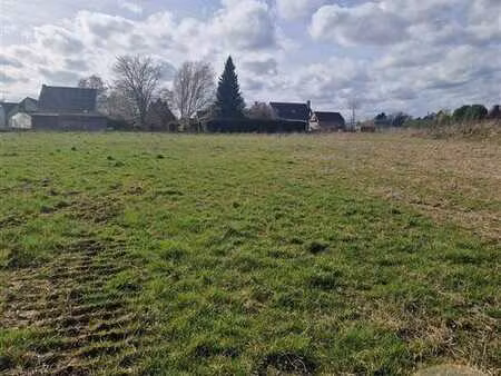 terrain de 31 ares proche des axes autoroutiers