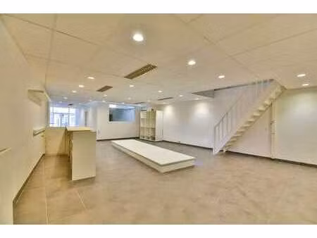 belle surface commerciale d'environ 100m²!