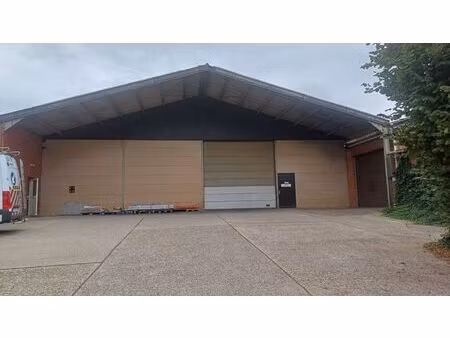 entrepôts et terrain extérieur à louer