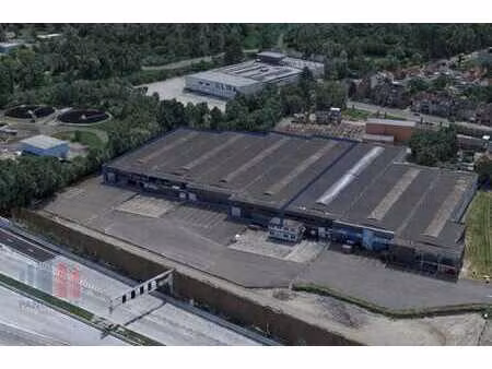 8.037 m² magazijn met 406 m² kantoor strategisch gelegen ...