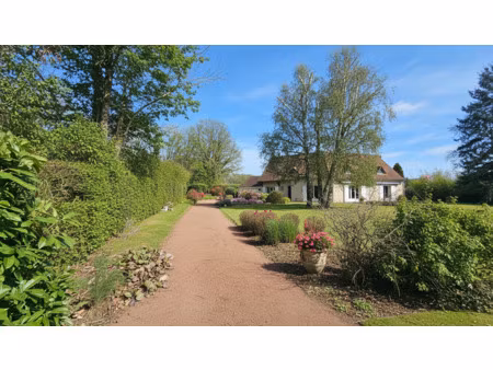 thoiry  propriete avec piscine couverte et 3160 m2 de parc.