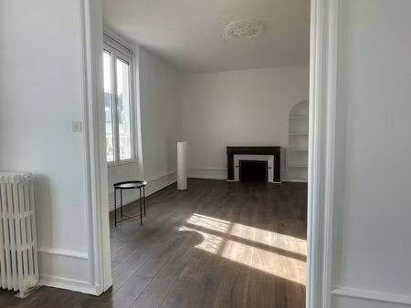 bel appartement spacieux à deux pas du centre-ville