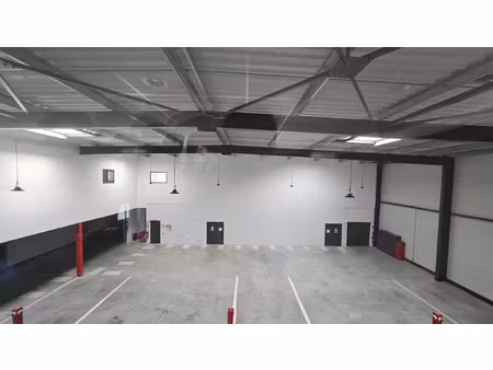 local d'activite - 1395 m2 - signes