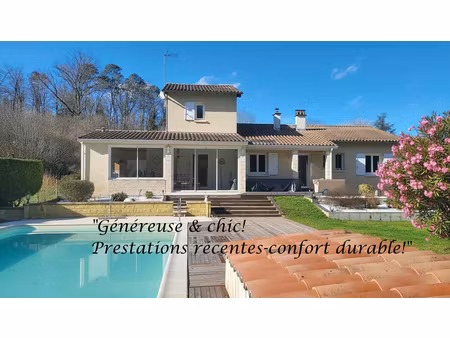 maison chaleureuse et facile à vivre! 2 cuisines. 4/5 chambres. 2 salles d 'eau.2 wc. sous