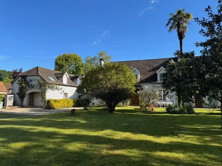 joli clos béarnais avec dépendances et 3 6 ha de terrain
