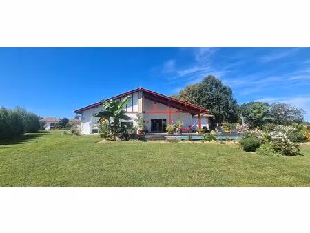 maison basque contemporaine avec vue panoramique sur les pyrén?