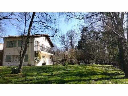 propriété lumineuse  endroit enchanteur  bordure de rivière  dépendances