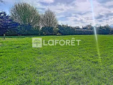 terrain constructible de 4 300 m² viabilisé en bordure à prissé