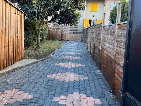 maison mitoyenne avec petit jardin   langon centre   proche commerces   gare   écoles