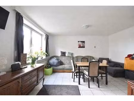 lichtrijk  op te frissen appartement met veranda en terras.