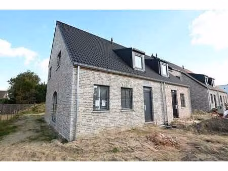 volledig afgewerkte nieuwbouwwoning nabij centrum!