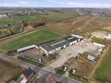 ruime bureelruimte met parking en stockage in alken