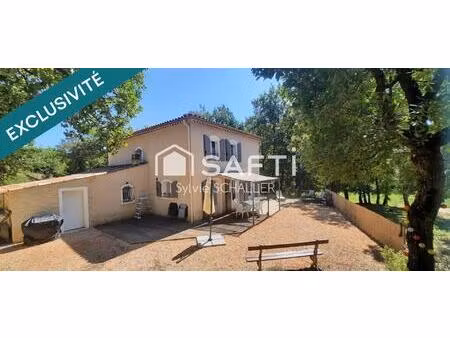 bastide provençale nichée dans la nature