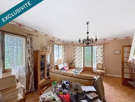 maison avec grand terrain et piscine à réinventer