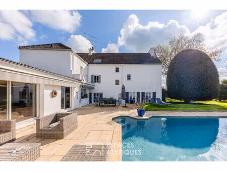 la maison de maître avec piscine  aux accents de campagne chic.