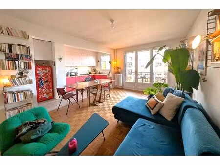 2 pièces de charme rénové en étage avec balcon et ascenseur