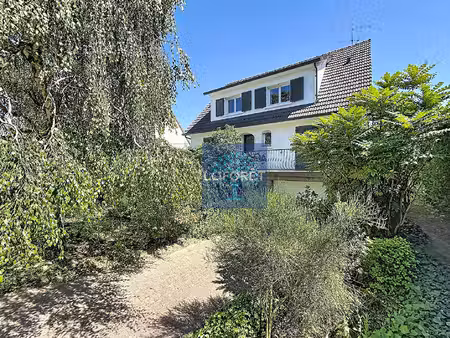 la norville: maison familiale de caractère avec sous-sol total et jardin arboré