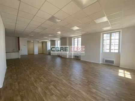location bureau saint jean de luz 204 m²
