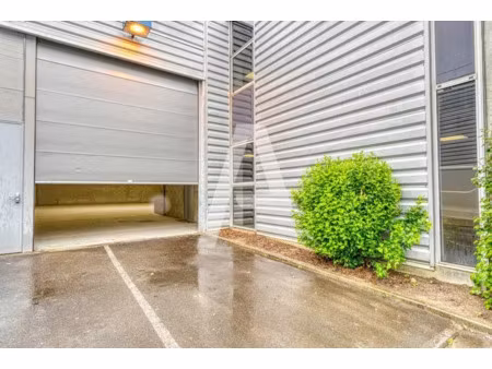 a louer : un entrepôt de 392m² à saint-thibaut des vignes dans un parc d'activité sécurisé