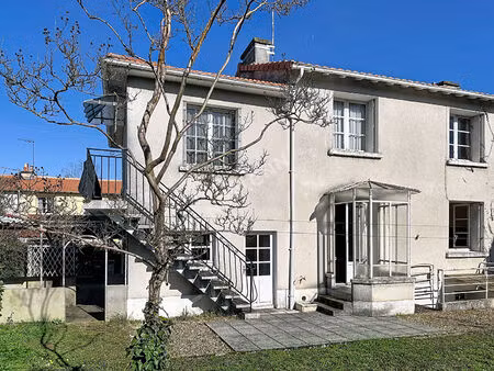 charmante maison 6 pièces poitiers  à rafraîchir avec jardin et garage