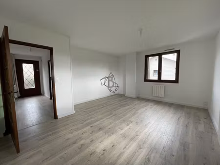 location appartement 4 pièces 90m² requista 12170