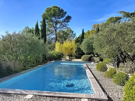 villa moderne et élégante de plain-pied avec magnifique jardin  piscine et garage dans un.
