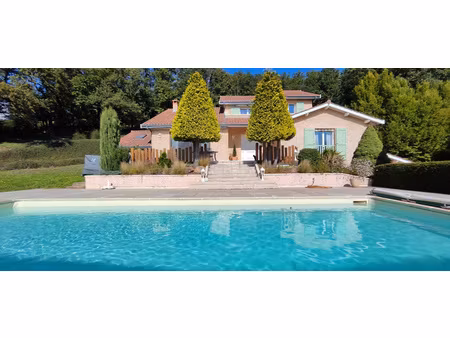 maison individuelle avec piscine et grand terrain