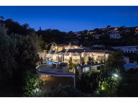 villa nichée sur les hauteurs des issambres  vue mer et piscine chauffée.
