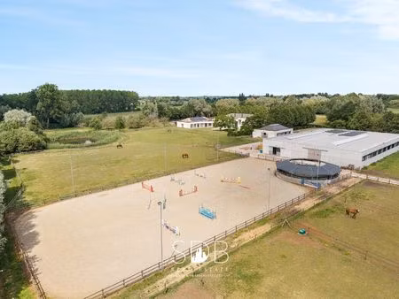 prachtige villa met hippische accommodatie en graslanden op +/- 9 ha