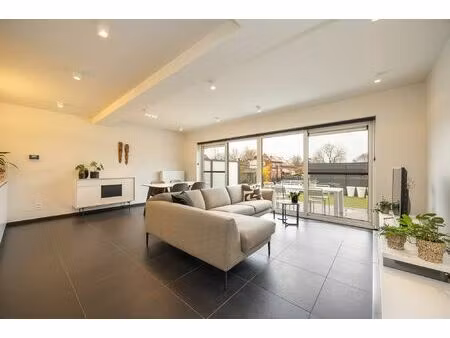 instapklaar gelijkvloers appartement met tuin en carport