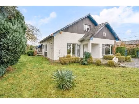 op te knappen karakteristieke hoekwoning  4 slpk  (epc-label c) gelegen aan het haspengouw