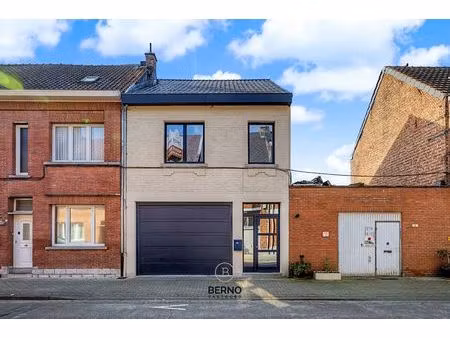 rijwoning met ruime garage en zongerichte tuin.