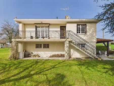 jolie maison sur deux niveaux