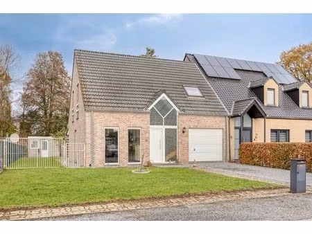 te koop: halfopen bebouwing met 3 slaapkamers te zolder!