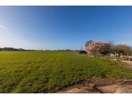 landelijk gelegen  volledig te renoveren halfopen woning op 1823m².