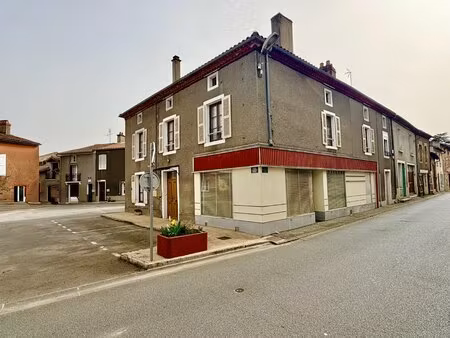 anciennement le centre du village  grande maison avec possibilités commerciales