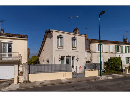 saint-savinien  maison rénovée 120 m2  3 chambres  jardin