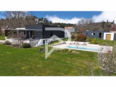 maison de plain-pied  139m2  2015  trois chambres  piscine et vue dominante