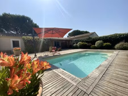 maison de plain pied de 148 m2 avec piscine et t2 indépendant sur terrain de 1000 m2.