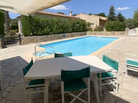 villa de plain pied sur un terrain de 2300 m2 avec piscine.