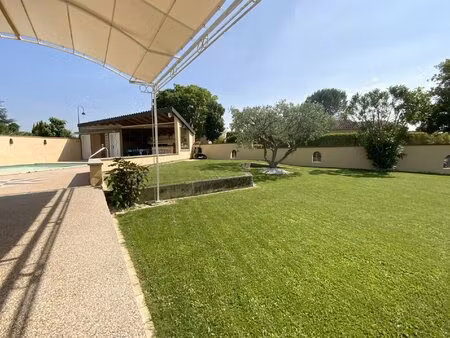 villa plain pied sur 1000 m2 de terrain avec piscine.