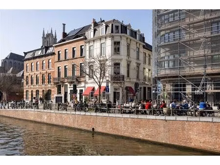 horecapand met terras aan het water in hartje gent