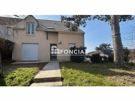 maison mitoyenne de 80m2 habitable et 138m2 surface au sol  rez-de-chaussée  1er étage et 