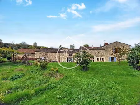 la roquille : bel ensemble immobilier 385 m² maison et gîte sur 4000 m²